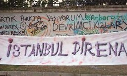 Turkey: Demonstrators form a human chain to prevent friction with police